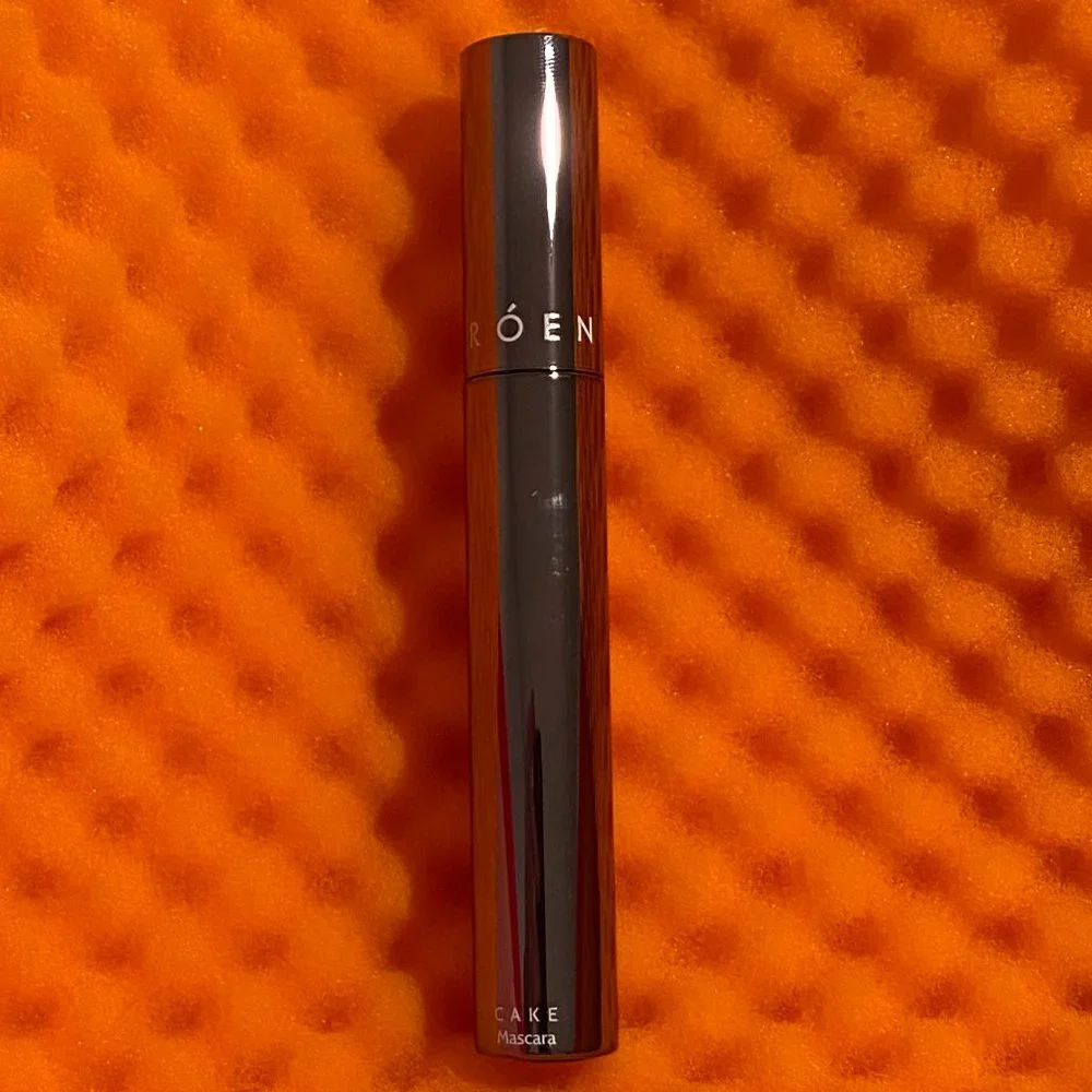 Roen Beauty Cake Mascara in Black